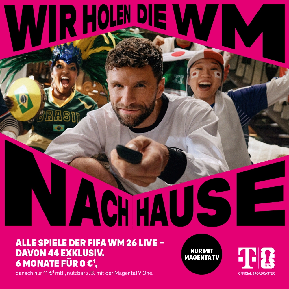 Fans jubeln beim Fußball schauen, Slogan „Wir holen die WM nach Hause“